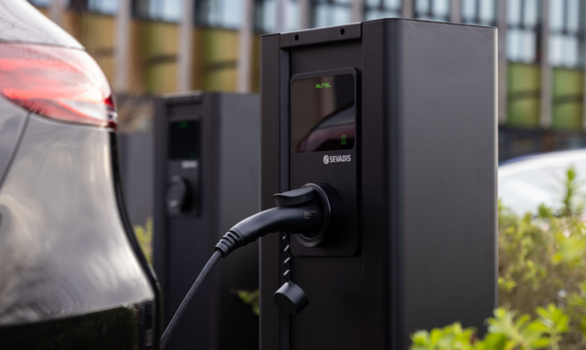 Sevadis-MaxiCharger-EVCharger-Lifestyle 600 x 400 (58)